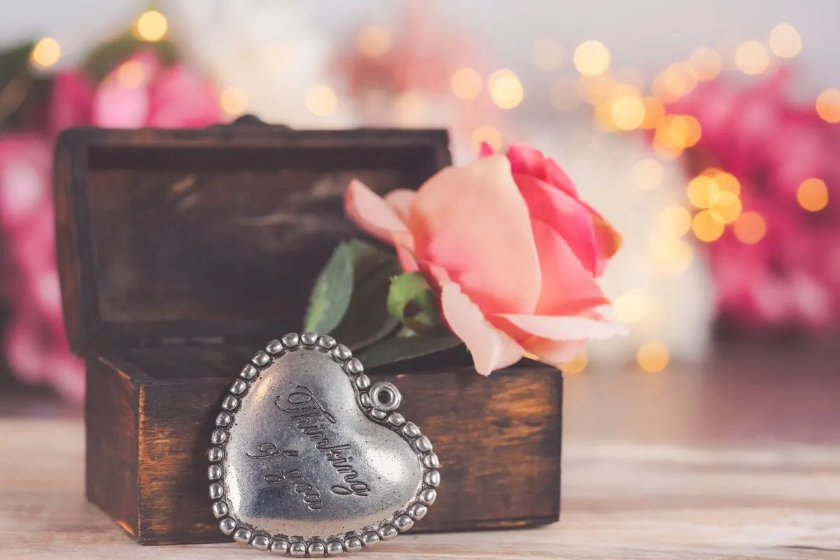 Flowers or Chocolate? A Comparison Guide for Last-Minute UK Gifts